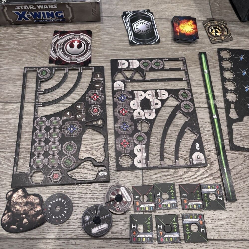 Star Wars X-Wing Miniatures Game Core Set - Picture 3 of 8